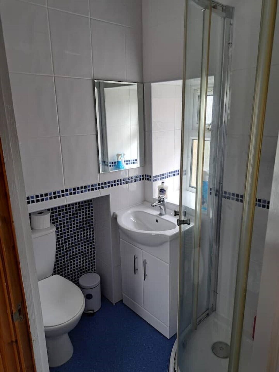 Een douche, een haardroger, handdoeken, zeep