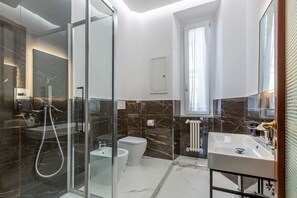 Regadera, secadora de cabello, bidet, toallas 