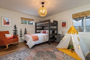 2 bedrooms, desk, iron/ironing board, free WiFi - 2 Bedroom Near Zion•Bryce•Wave: Hot Tub, Dining/Patio & Games - Red Rock Views! (Kanab)
