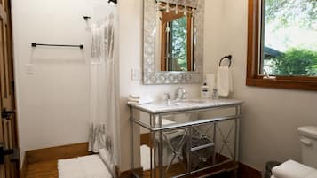 Combined shower/bathtub, towels, toilet paper