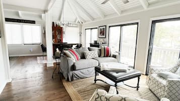 Smart TV, chimenea y libros