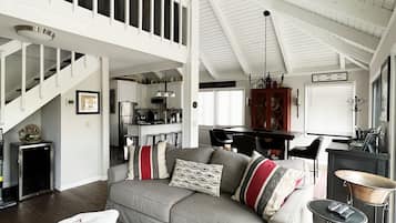 Smart TV, chimenea y libros