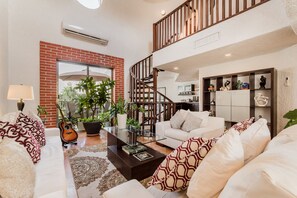 Smart TV - George's Amazing Villa (Cancún)