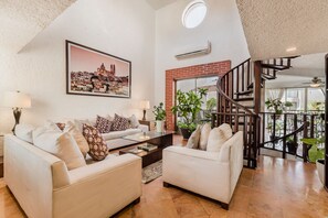 Smart TV - George's Amazing Villa (Cancún)