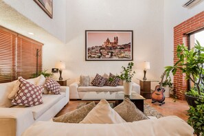 Smart TV - George's Amazing Villa (Cancún)