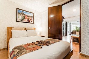 5 bedrooms, desk, iron/ironing board, free WiFi - George's Amazing Villa (Cancún)