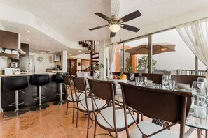 Dining - George's Amazing Villa (Cancún)