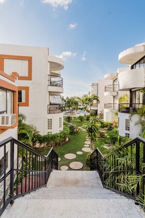 Property grounds - George's Amazing Villa (Cancún)