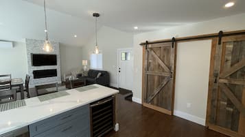 Smart TV, fireplace