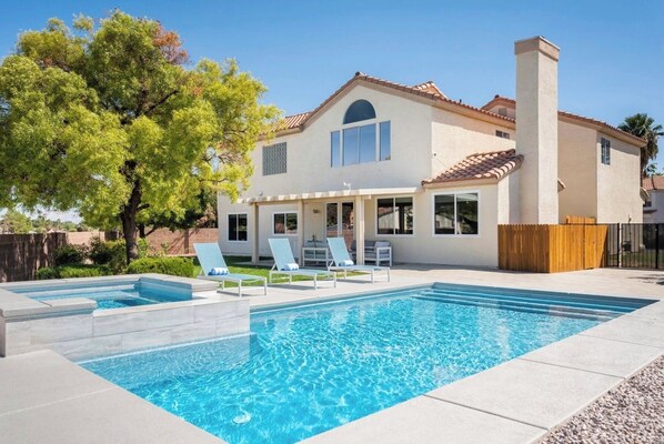 Alberca al aire libre y alberca climatizada