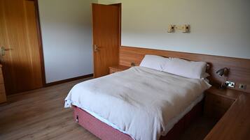 7 Schlafzimmer, Schreibtisch, Bügeleisen/Bügelbrett, kostenloses WLAN