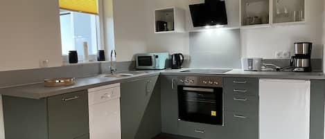 Fridge, microwave, stovetop, dishwasher