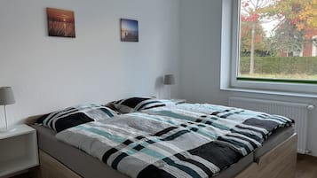 2 Schlafzimmer, Schreibtisch, Bügeleisen/Bügelbrett, Reisekinderbett