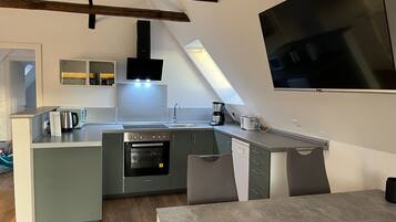 Fridge, microwave, stovetop, dishwasher