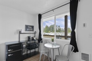 Cortinas blackout, wifi gratis y ropa de cama 