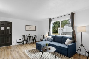 Suite Deluxe | Área de sala de estar | Smart TV de 43 pulgadas con canales vía satélite, televisión y Netflix 