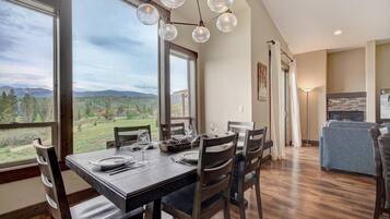 Townhome, Multiple Beds (Winter Park 3 Bedroom with HOT TUB) | Private kitchen