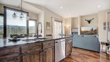 Townhome, Multiple Beds (Winter Park 3 Bedroom with HOT TUB) | Private kitchen