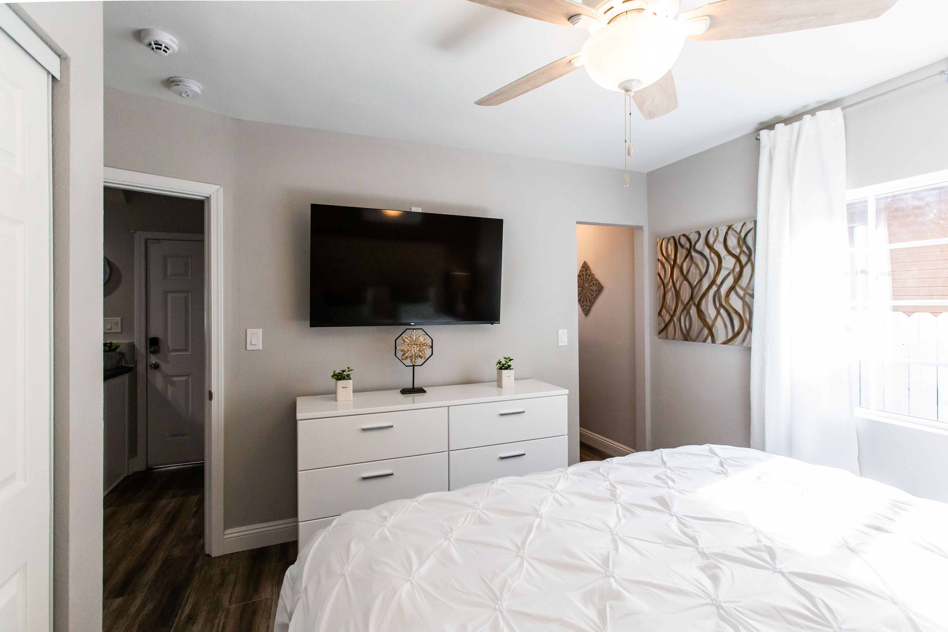 1 habitación, escritorio, tabla de planchar con plancha y wifi 