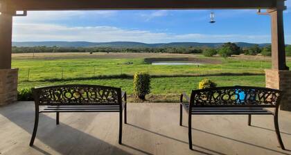 ★Rest & Replenish★ | 10min to Lake | Stunning Mountain Views