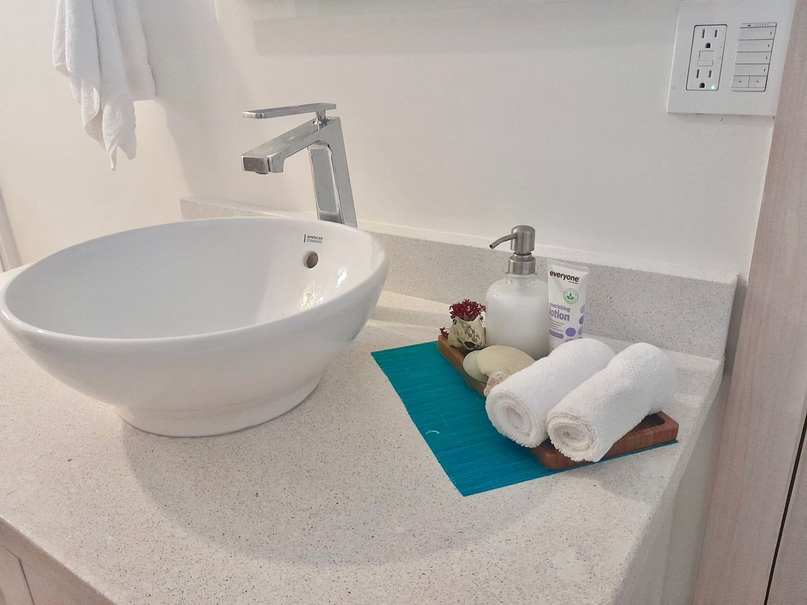 Dusj, hårføner, bidé og håndklær