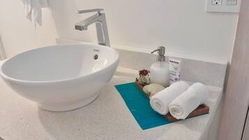 Secador de pelo, bidé, toallas y jabón