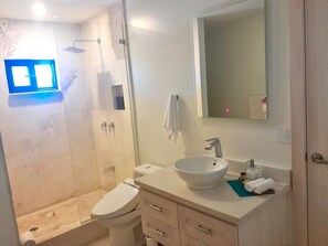 Douche, sèche-cheveux, bidet, serviettes fournies