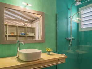 Dusche, Haartrockner, Handtücher