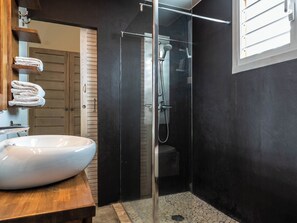 Dusche, Haartrockner, Handtücher