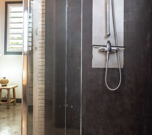 Dusche, Haartrockner, Handtücher