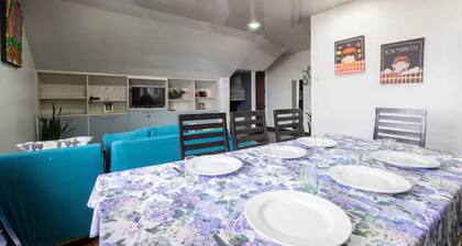 Bright and Lovely Townhouse Near The Mansion!