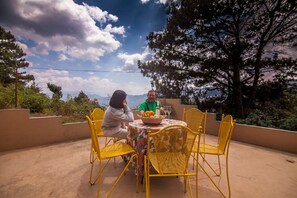 Outdoor dining - Romantic cottage with a mountain view (Itogon)