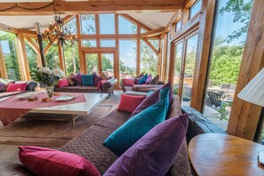 Televisio, takka, kirjoja