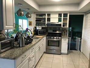 Refrigerador, microondas, tetera eléctrica y utensilios de cocina 