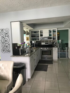 Frigorifero, microonde, bollitore elettrico, pentole/stoviglie/utensili