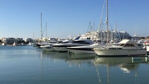 Marina com vários iates atracados.