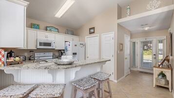 雪櫃、微波爐、焗爐、爐具