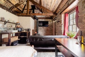 Een strijkplank/strijkijzer, gratis wifi, beddengoed
