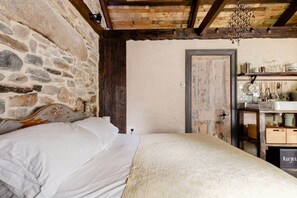 Tabla de planchar con plancha, wifi gratis, ropa de cama