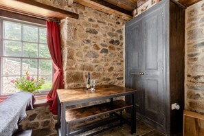 1 bedroom, travel cot, free WiFi - Cottage/Wood Burner Long Stays Welcome (Camborne/ Cornwall)