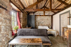 Tabla de planchar con plancha, wifi gratis y ropa de cama 