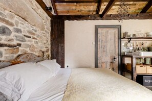 1 bedroom, travel cot, free WiFi - Cottage/Wood Burner Long Stays Welcome (Camborne/ Cornwall)