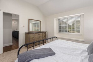 3 bedrooms, premium bedding, desk, laptop workspace