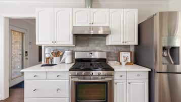 Lemari es besar, microwave, oven, dan kompor