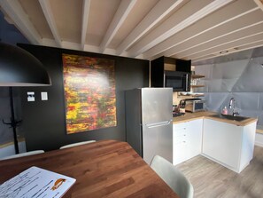 Fridge, microwave, oven, stovetop - Dome #3 ocean view at Domaine Renard (Percé)