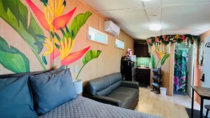 Une pièce comprenant un lit, un canapé, un coin cuisine et une salle de bain.