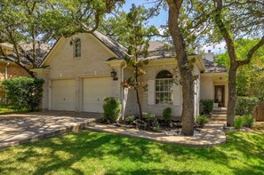 Exterior - Lovely 4 Bed 2 Bath with Private Backyard Pool! (Austin)