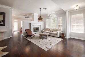 Smart TV, fireplace - Lovely 4 Bed 2 Bath with Private Backyard Pool! (Austin)