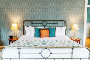 Tabla de planchar con plancha, wifi gratis y decoración personalizada