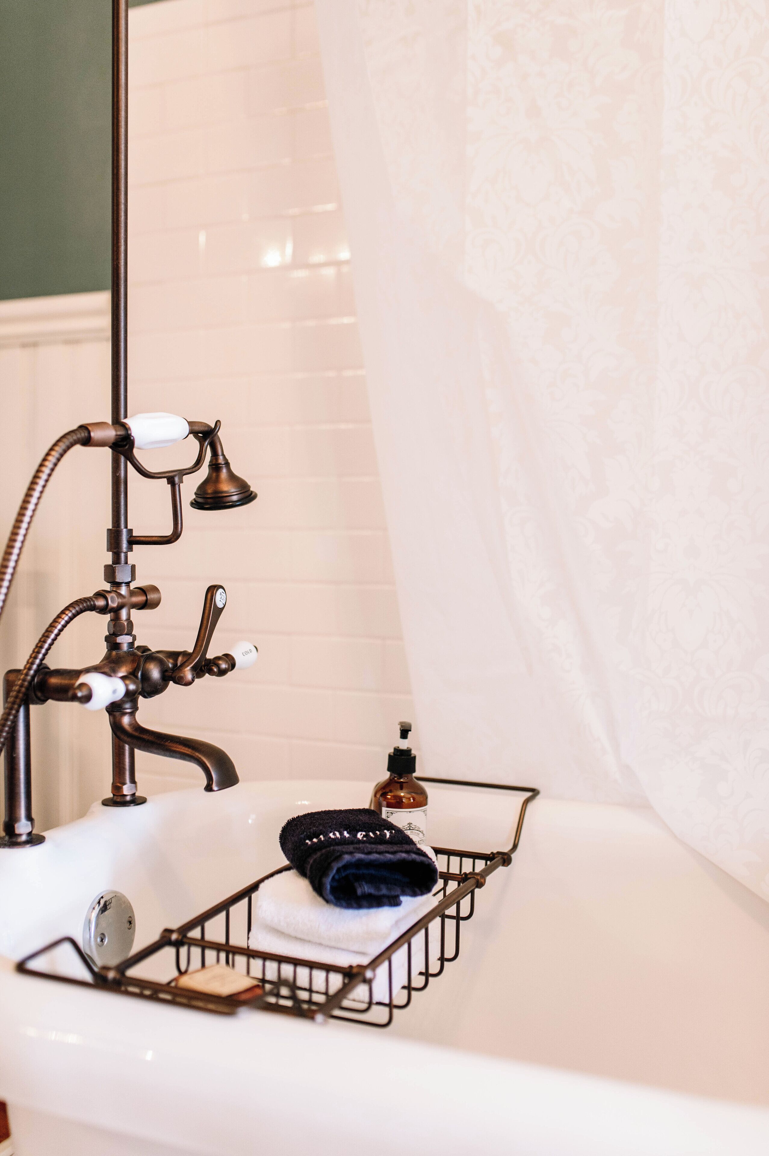 Ein Badezimmer mit einer Badewanne, einem Handtuchhalter und einer Seifenschale.